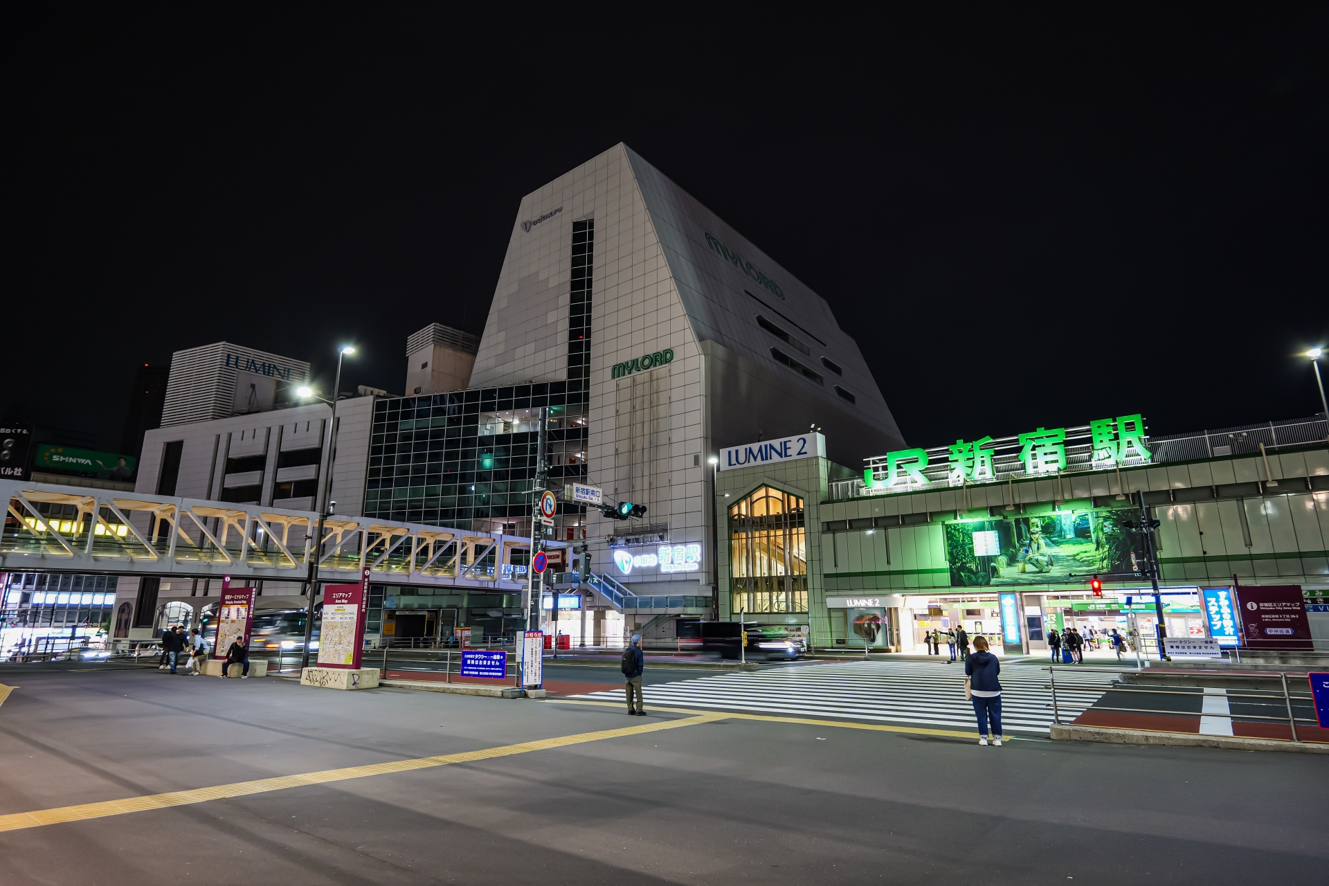 Vista nocturna de la estación de Shinjuku (salida sur)